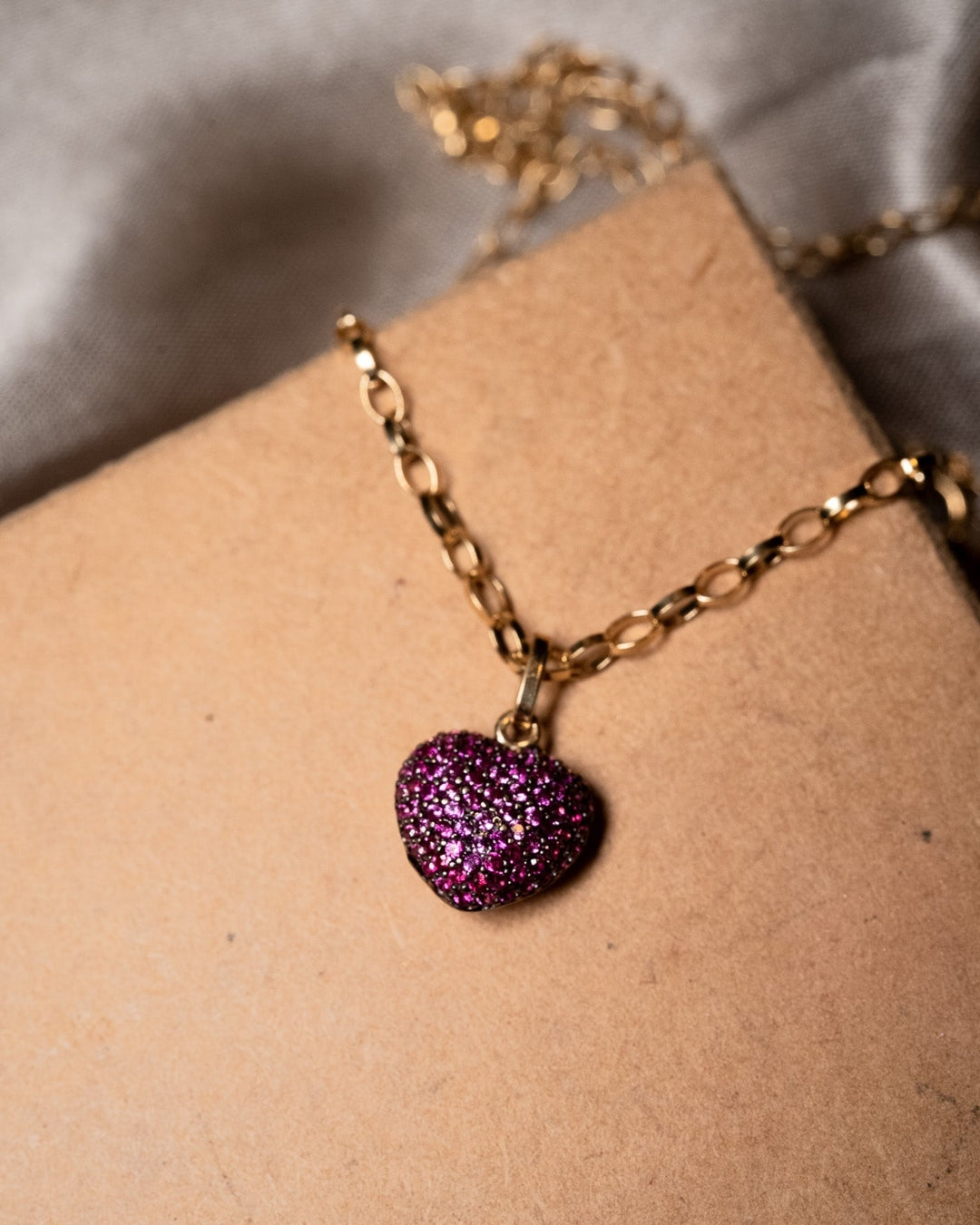 Pingente coração de ouro amarelo com rubelitas naturais. Medidas 1.4 x 1.0 cm e peso 1.0g.