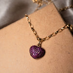 Pingente coração de ouro amarelo com rubelitas naturais. Medidas 1.4 x 1.0 cm e peso 1.0g.