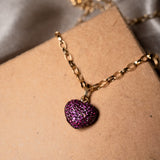 Pingente coração de ouro amarelo com rubelitas naturais. Medidas 1.4 x 1.0 cm e peso 1.0g.