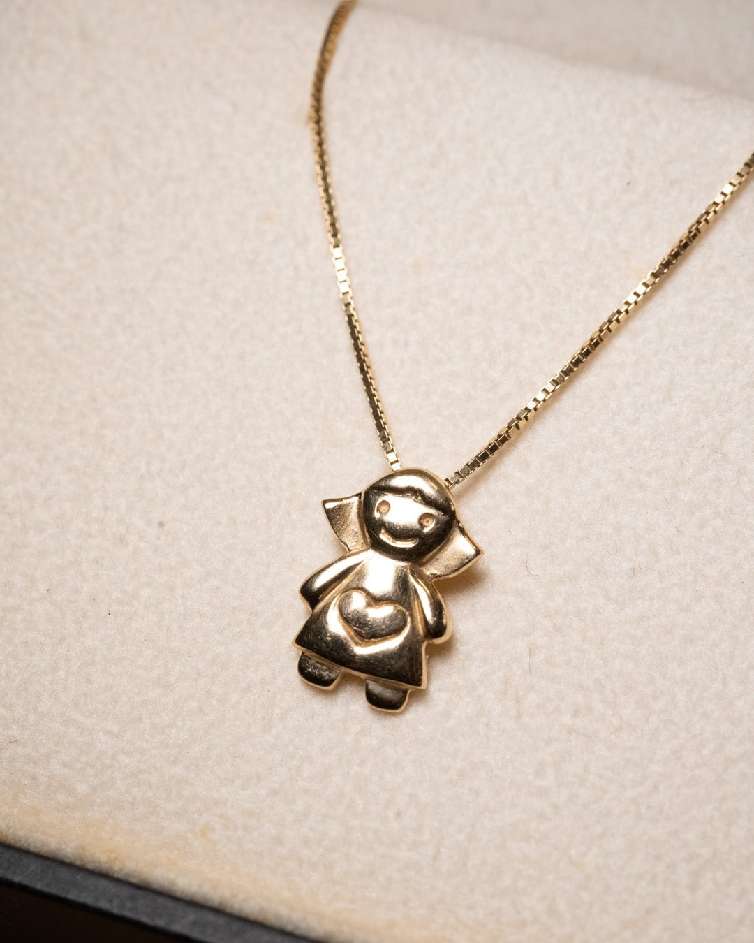 Pingente menina Vivara em ouro amarelo. Medidas 1.5x1.2cm e peso 1.5g.