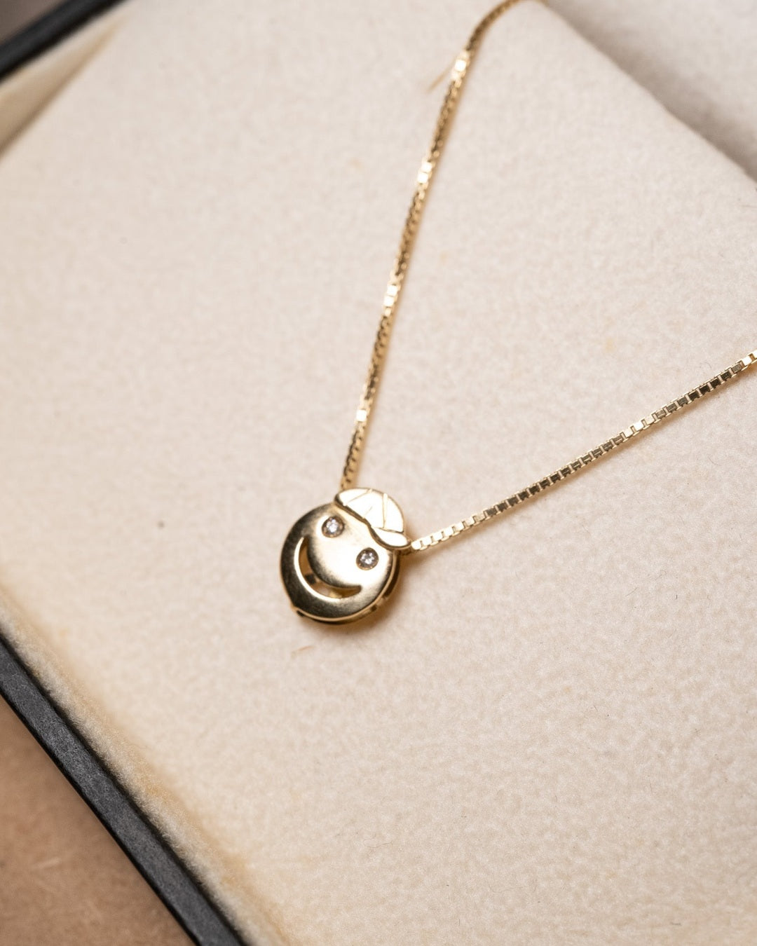 Pingente menino de ouro amarelo com diamantes. Tamanho 0.8cm e peso 0.7g.