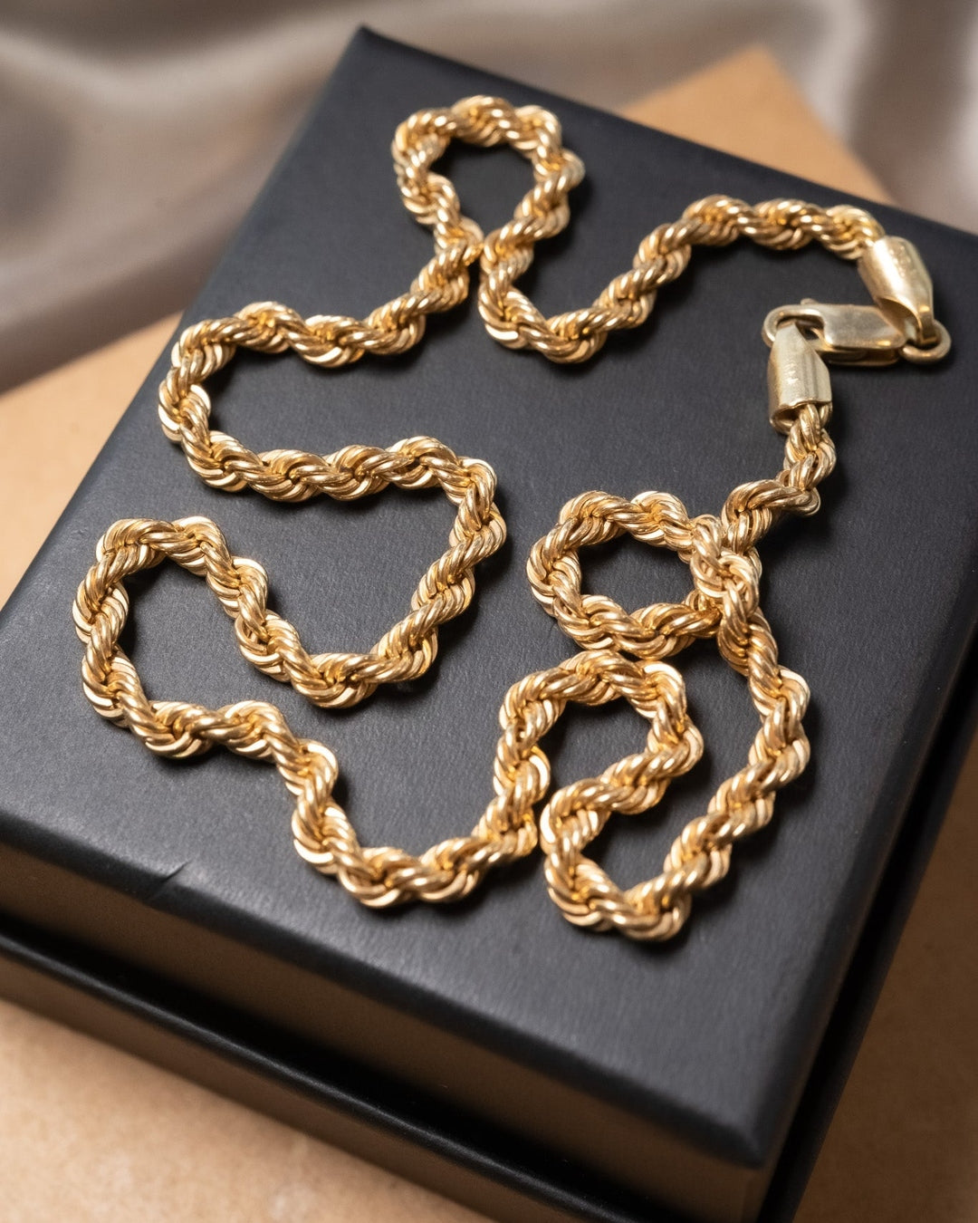 Colar de corrente elos trançados em ouro amarelo com 37cm de comprimento e 0.4cm de espessura. Peso 7.6g.