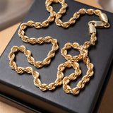 Colar de corrente elos trançados em ouro amarelo com 37cm de comprimento e 0.4cm de espessura. Peso 7.6g.