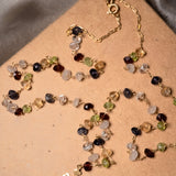 Colar terço em ouro amarelo com pedras brasileiras. Mede 52cm de comprimento e 0.4cm de espessura. Peso de 6.3g.