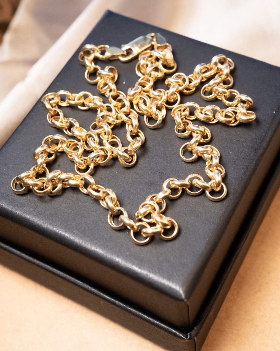 Colar de elos portugueses em ouro amarelo com 49.5cm de comprimento e 0.5cm de espessura. Peso 10.1g.