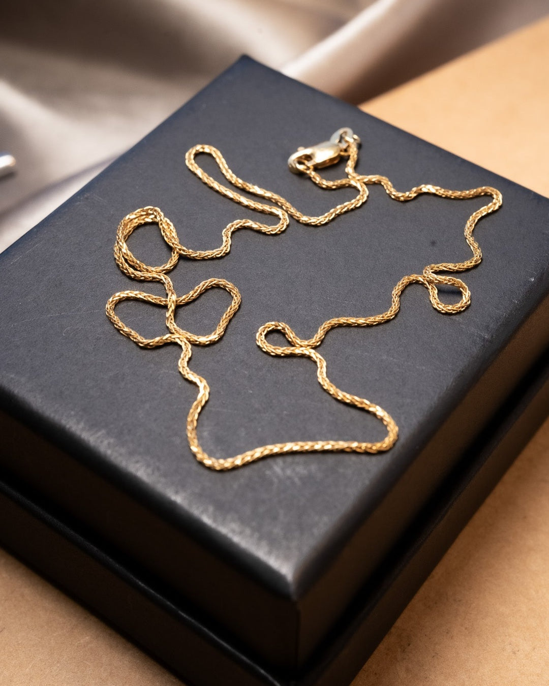 Colar de corrente malha palmeira em ouro amarelo com 40cm de comprimento e 0.1cm de espessura. Peso 2.5g.