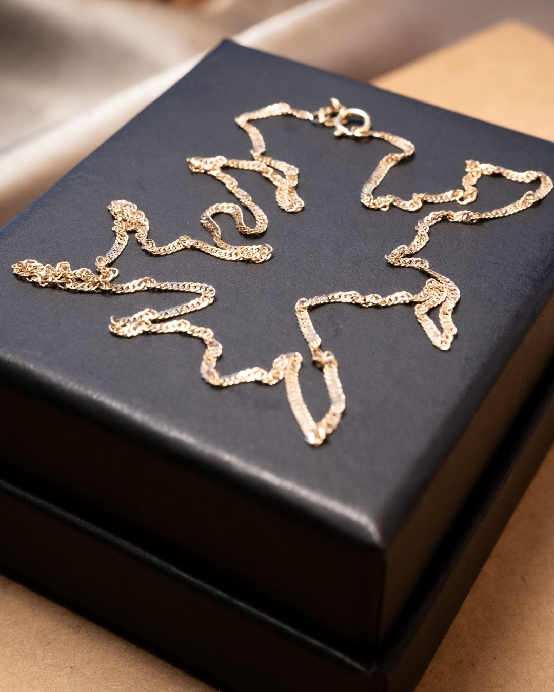 Colar de corrente ouro rosê malha cingapura com 45cm de comprimento e 0.1cm de espessura. Peso 1.8g.