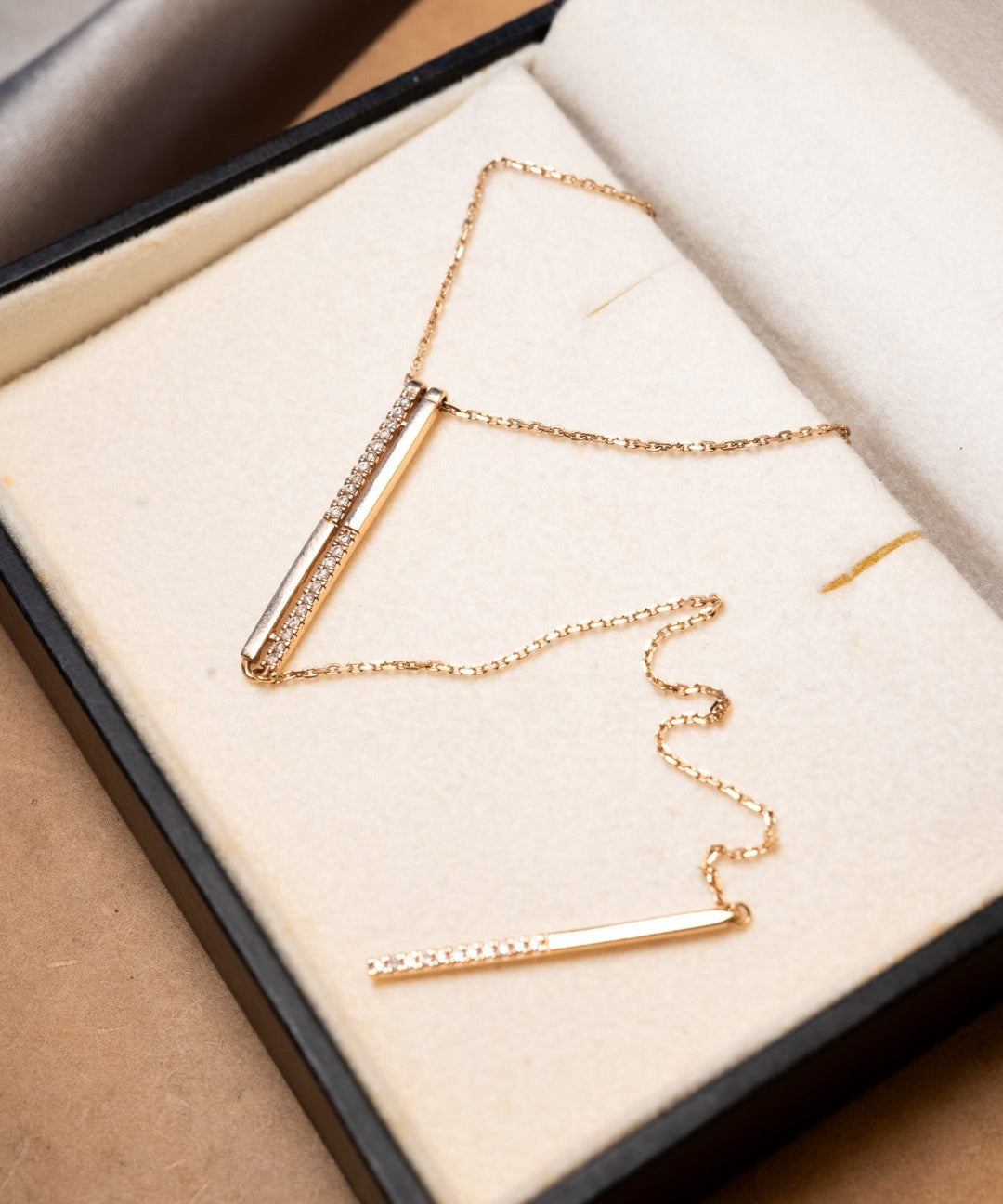 Colar gravatinha em ouro rose com diamantes. Comprimento total 61cm e peso 3.8g.