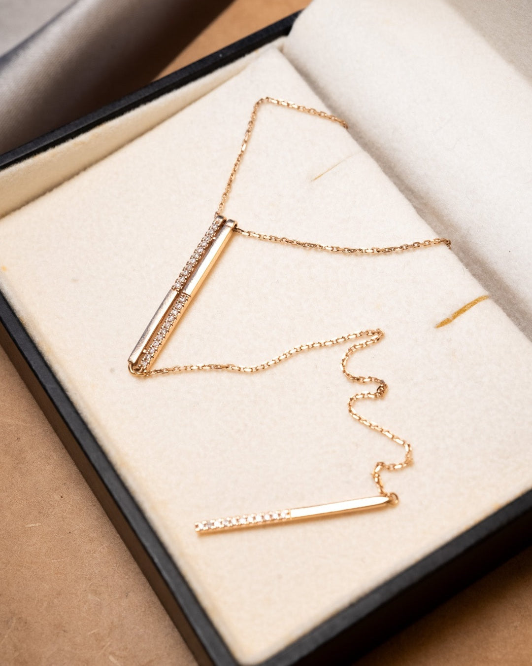 Colar gravatinha em ouro rose com diamantes. Comprimento total 61cm e peso 3.8g.