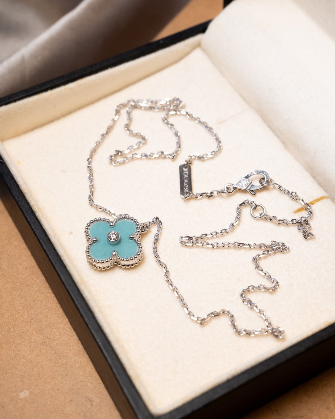 Colar corrente Van Cleef em ouro branco com trevo de 1.5cm e diamante. Comprimento de 42cm e espessura de 0.2cm. Peso 7.7g.