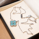 Colar corrente Van Cleef em ouro branco com trevo de 1.5cm e diamante. Comprimento de 42cm e espessura de 0.2cm. Peso 7.7g.