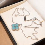 Colar corrente Van Cleef em ouro branco com trevo de 1.5cm e diamante. Comprimento de 42cm e espessura de 0.2cm. Peso 7.7g.