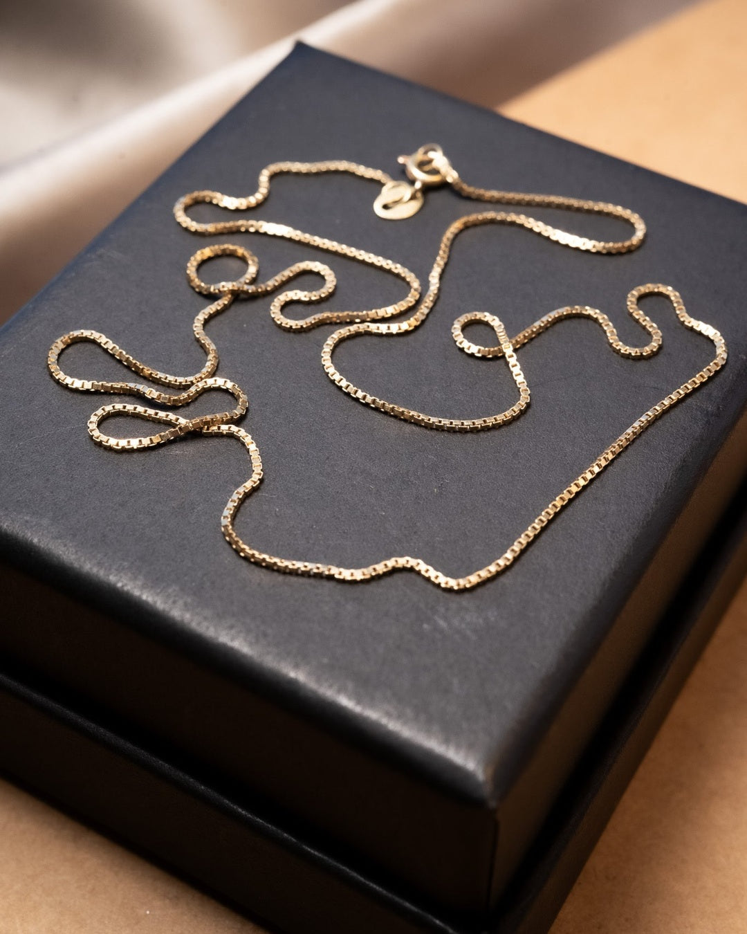 Colar corrente veneziana de ouro amarelo. Comprimento 45cm e espessura 0.2cm. Peso 2.4g.