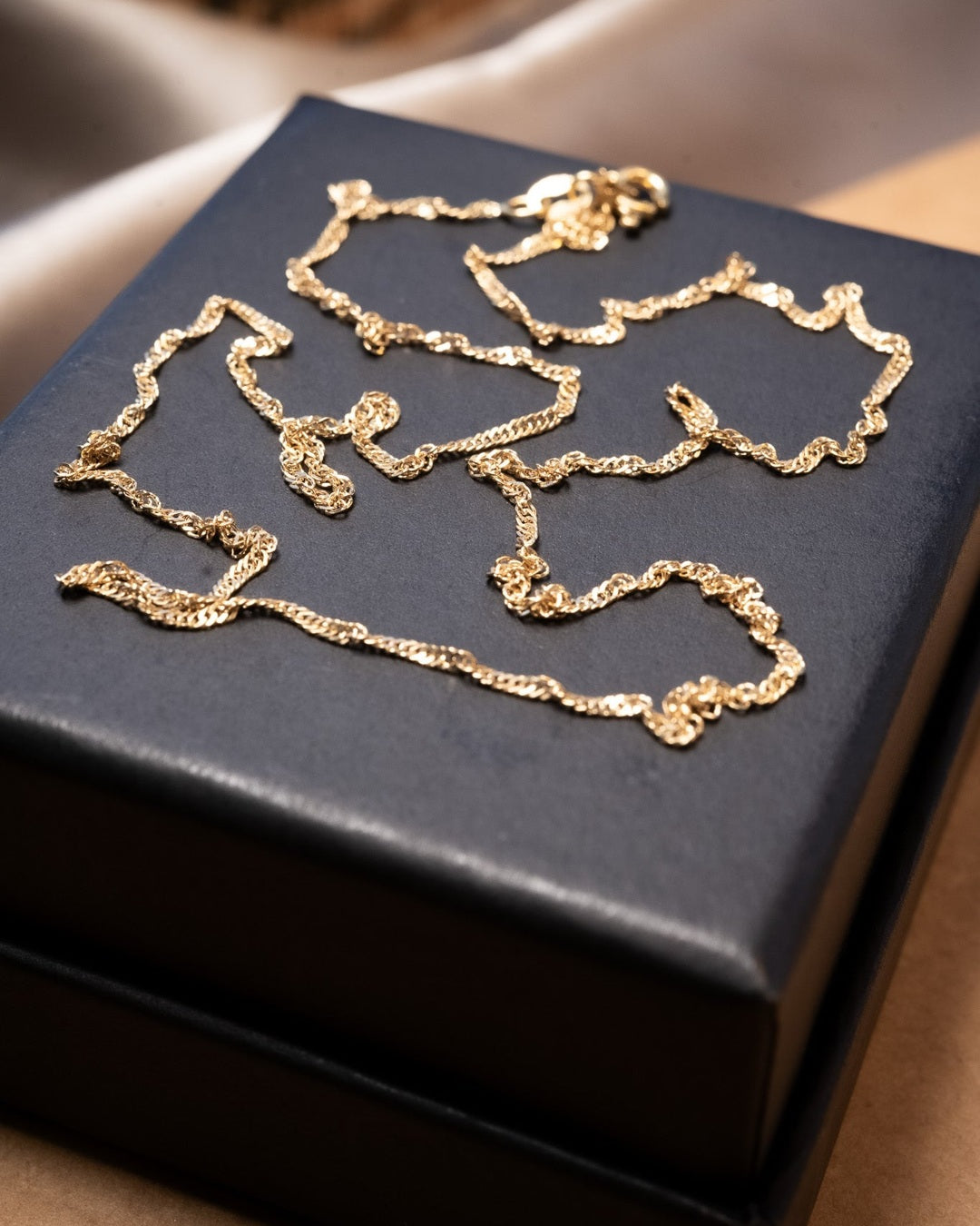 Colar de corrente malha cingapura em ouro amarelo com 50cm de comprimento e 0.1cm de espessura. Peso 2.4g.