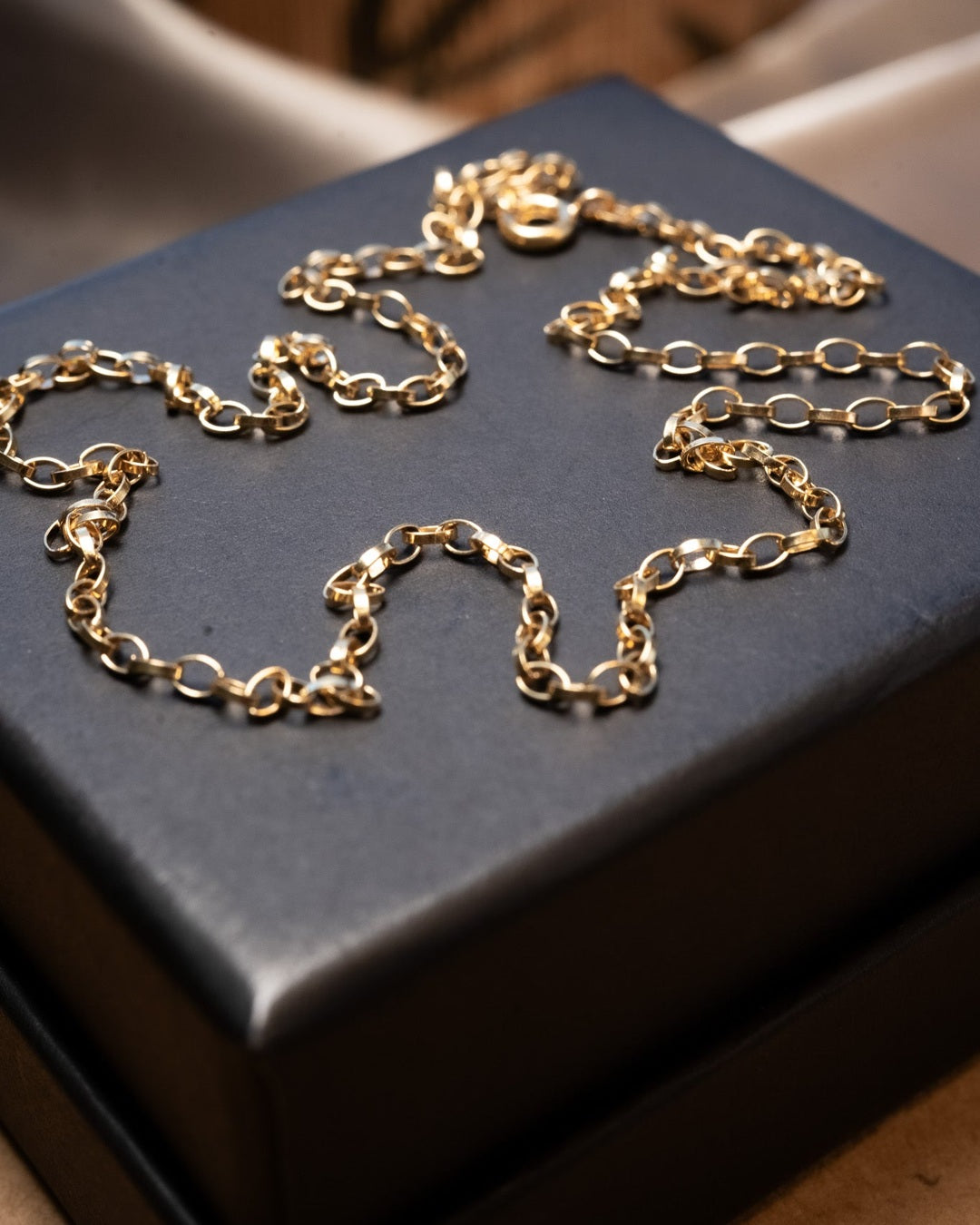 Colar de corrente de ouro amarelo com elos ovais. Medidas 45cm de comprimento e 0.2cm de espessura. Peso 3.2g.