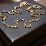 Colar de corrente de ouro amarelo com elos ovais. Medidas 45cm de comprimento e 0.2cm de espessura. Peso 3.2g.