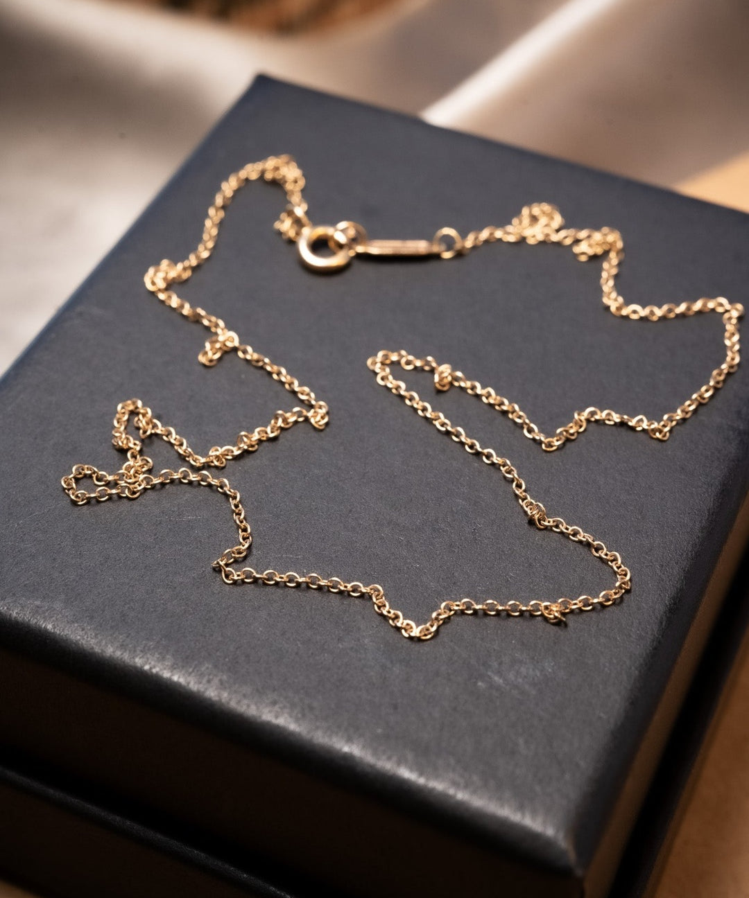 Colar corrente Tiffany & Co de ouro rose com elos cartier. Medidas 41cm de comprimento e 0.1cm de espessura. Peso 1.4g.
