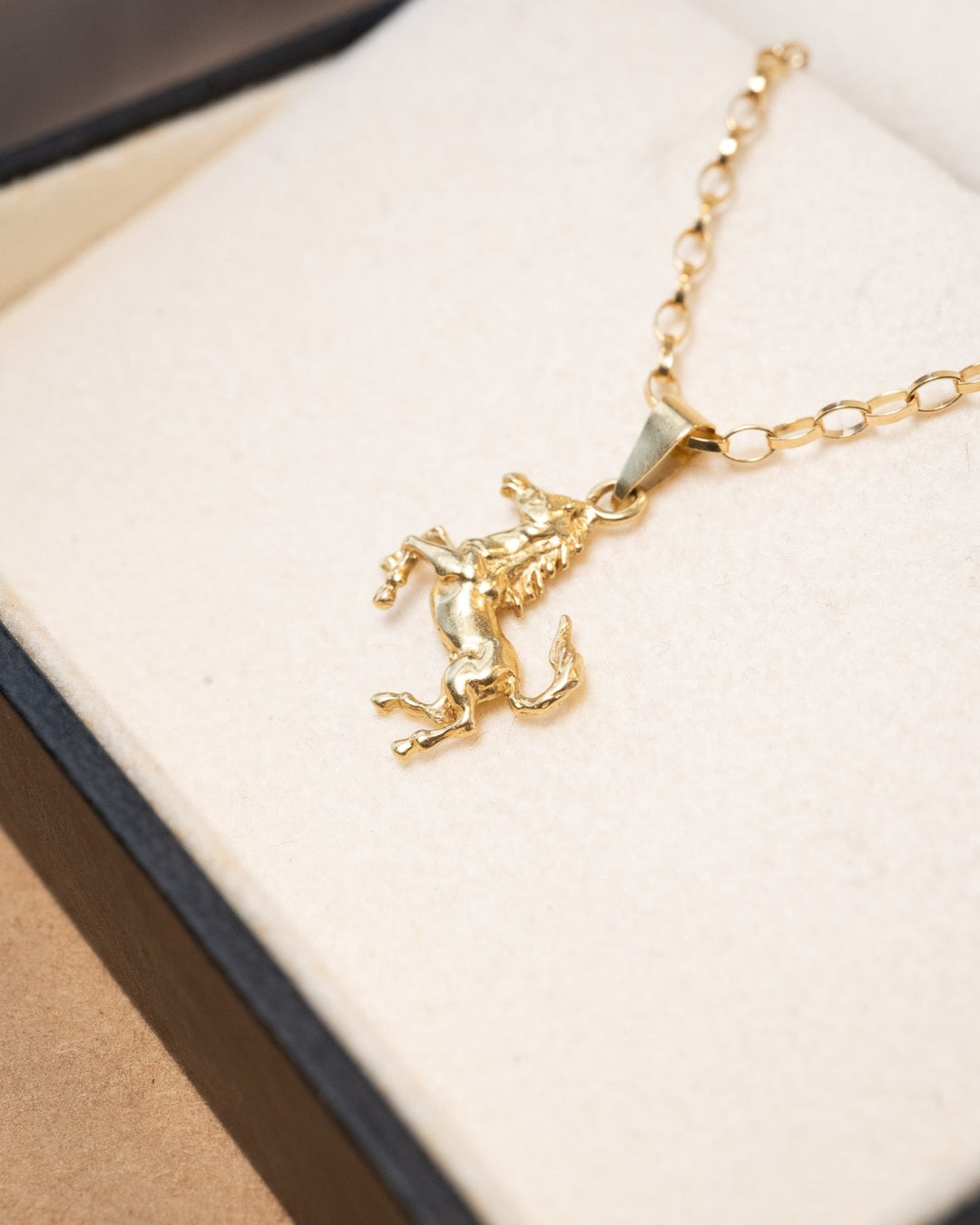 Pingente de cavalinho em ouro amarelo com 2.5cm de altura e 1.3cm de largura pesando 1.4g.