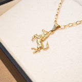 Pingente de cavalinho em ouro amarelo com 2.5cm de altura e 1.3cm de largura pesando 1.4g.