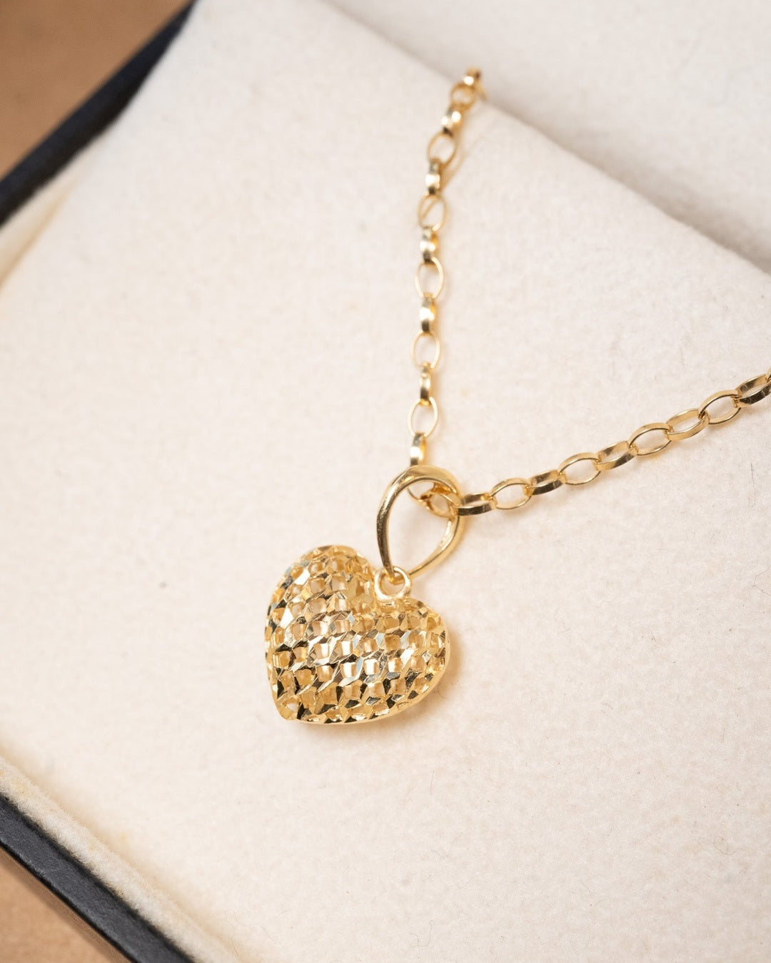 Pingente coração vazado de ouro amarelo com 2.0cm de altura e 1.3cm de largura. Peso 1.2g.