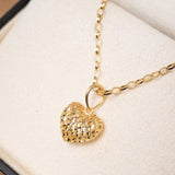 Pingente coração vazado de ouro amarelo com 2.0cm de altura e 1.3cm de largura. Peso 1.2g.