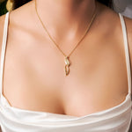 Pingente de ouro amarelo com diamantes. Medidas 3.8cm x 0.9cm. Peso 2.8g.