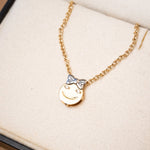 Pingente de menina em ouro amarelo com diamantes. Mede 1.3cm de altura e 1.0cm de largura. Peso de 0.7g.