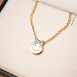 Pingente de menina em ouro amarelo com diamantes. Mede 1.3cm de altura e 1.0cm de largura. Peso de 0.7g.