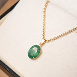 Pingente de ouro amarelo com diamante e esmeralda oval de 1.1x0.8cm. Altura 1.8cm e largura 0.8cm. Peso 0.8g.