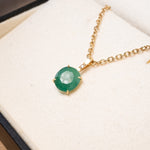 Pingente de ouro amarelo com esmeralda de 0.9x0.8cm e diamante. Medidas 1.7cm altura x 0.8cm largura. Peso 0.7g.