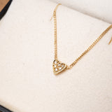 Pingente coração de ouro amarelo cravejado de diamantes. Diâmetro 0.7cm e peso 0.5g.