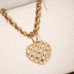 Pingente coração vazado de ouro amarelo. Medidas 2.7cm x 1.9cm. Peso 1.3g.