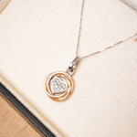 Pingente coração de ouro branco e rosê cravejado de diamantes. Medidas 2.1cm x 1.2cm. Peso 2.0g.