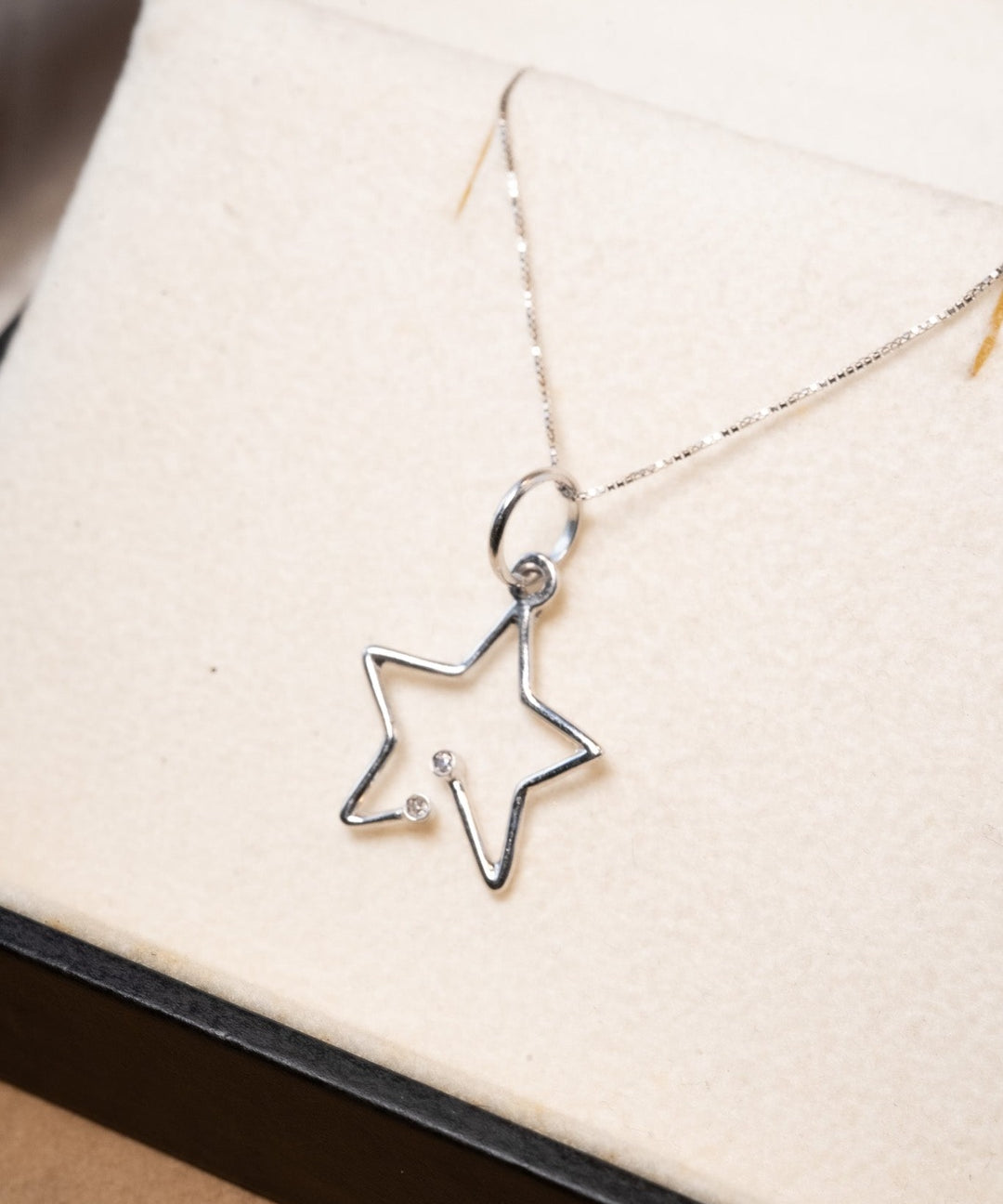 Pingente estrela Vivara de ouro branco com diamantes. Mede 2.4cm de altura e 1.6cm de largura. Peso de 0.8g.
