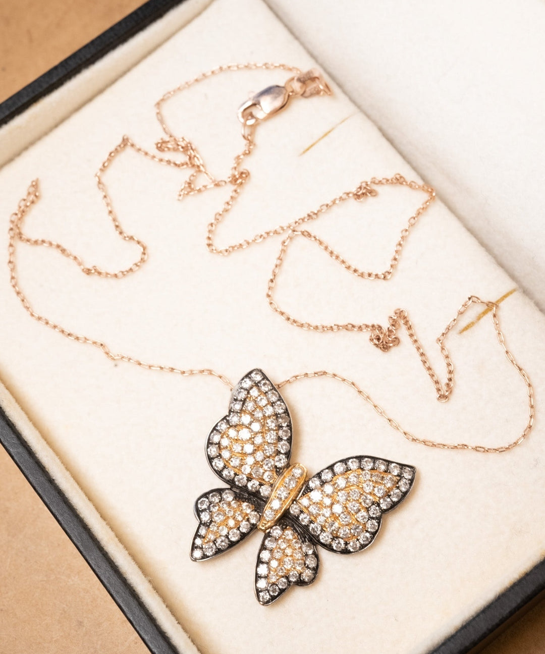 Colar de ouro rose com elos cartier e borboleta cravejada de diamantes. Corrente de 40 cm e pingente de 2.4 cm x 2.6 cm. Peso 6.9g.