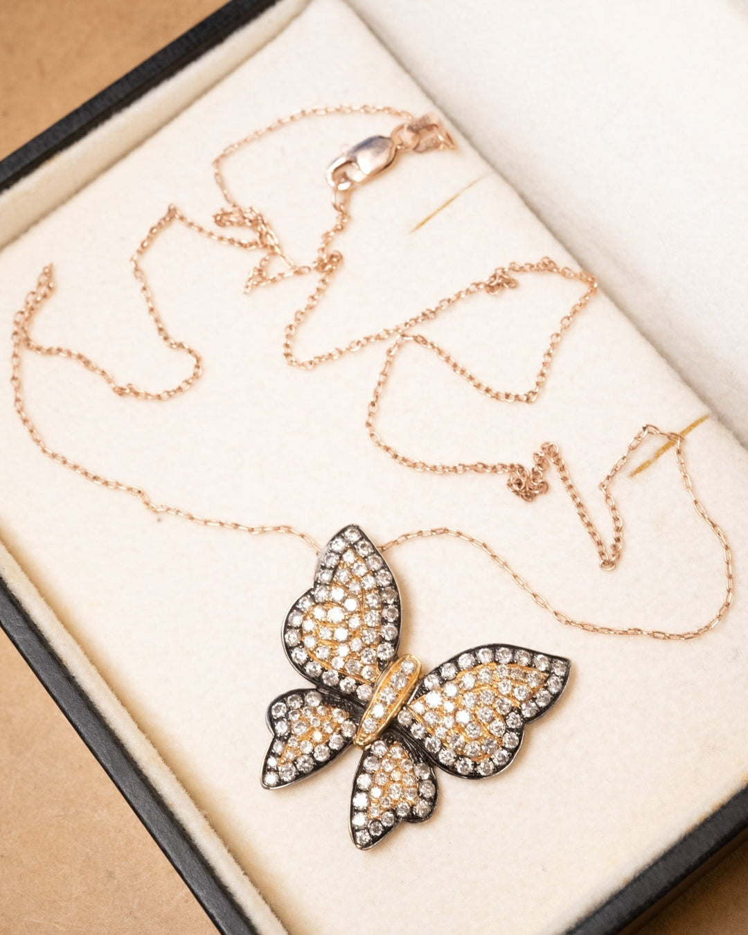 Colar de ouro rose com elos cartier e borboleta cravejada de diamantes. Corrente de 40 cm e pingente de 2.4 cm x 2.6 cm. Peso 6.9g.