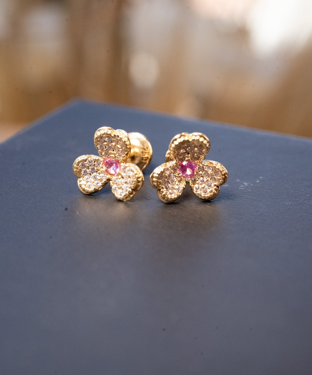 Brincos flor de ouro amarelo com turmalinas e cristais. Diâmetro 0.9cm e peso 1.5g.