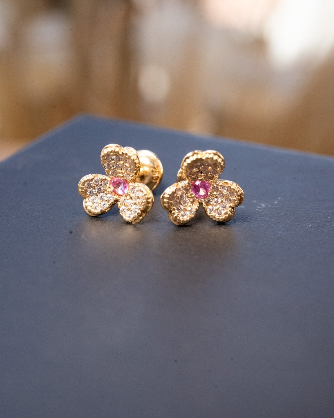 Brincos flor de ouro amarelo com turmalinas e cristais. Diâmetro 0.9cm e peso 1.5g.