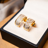 Brincos argolas de ouro amarelo e branco com diamantes. Medem 1.6cm de altura e 0.7cm de largura. Peso 4.6g.