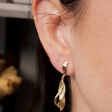 Brincos de ouro amarelo com diamantes. Medem 4.3cm de altura e 0.7cm de largura. Peso total de 6.1g.