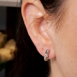 Brinco Meia Argola Simple em Ouro Branco e Diamante