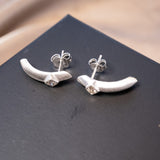 Brinco Meia Argola Simple em Ouro Branco e Diamante