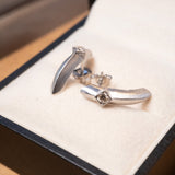 Brinco Meia Argola Simple em Ouro Branco e Diamante