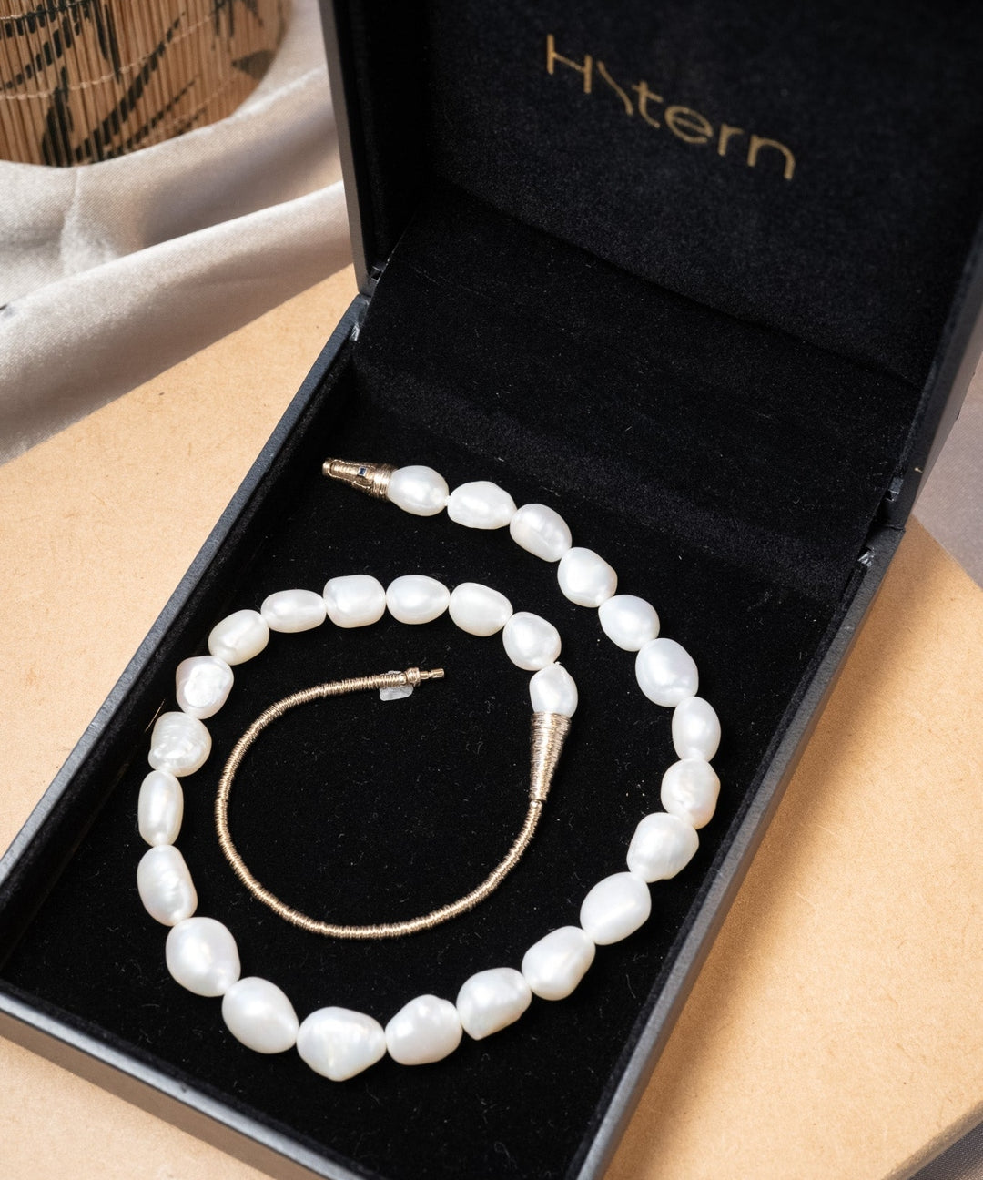 Colar de ouro nobre com pérolas e safira. Comprimento 42cm. Peso 32.9g.