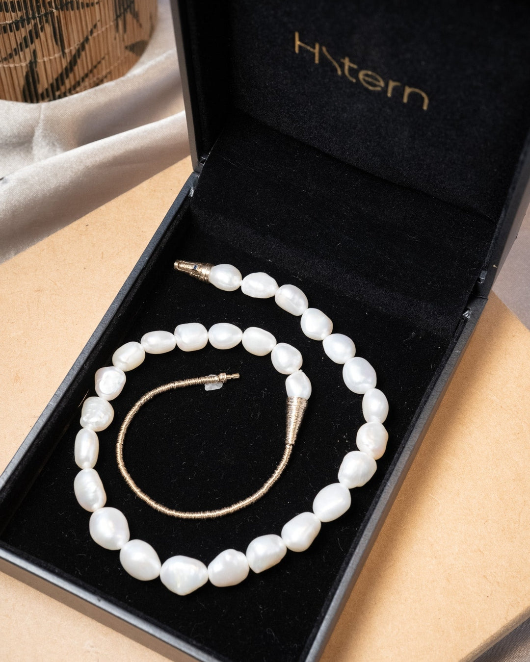 Colar de ouro nobre com pérolas e safira. Comprimento 42cm. Peso 32.9g.