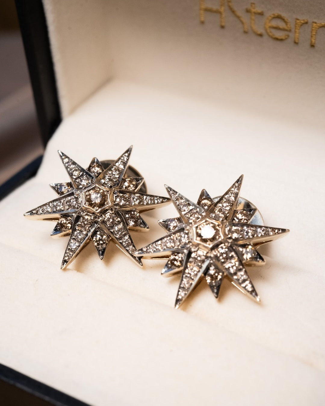 Brincos Hstern Stars de ouro nobre com diamantes. Medem 2.4 x 2.1 cm e pesam 10.0g.