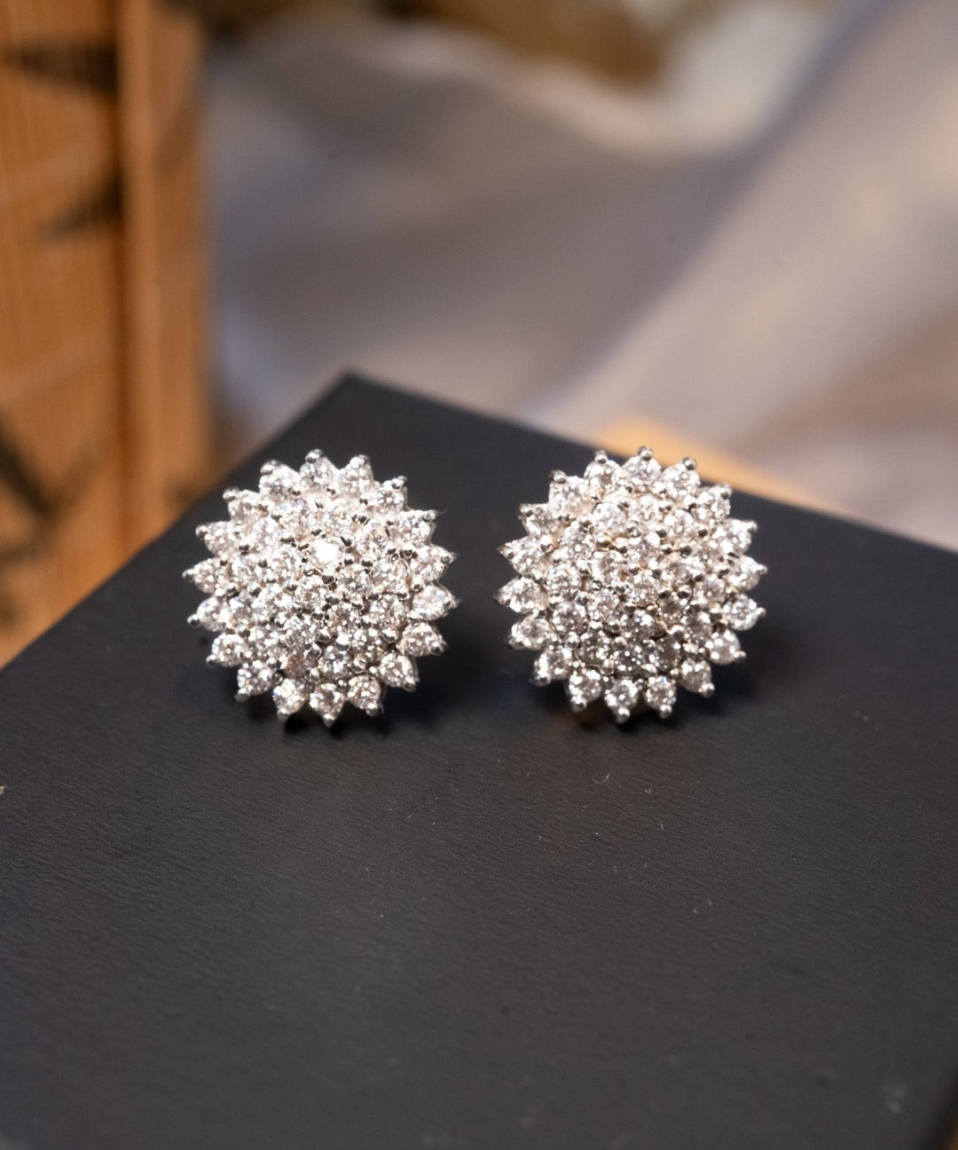 Brinco pavê de ouro branco com 74 diamantes Dvvs de 0.3 pontos cada. Mede 1.7cm e pesa 8.3g.