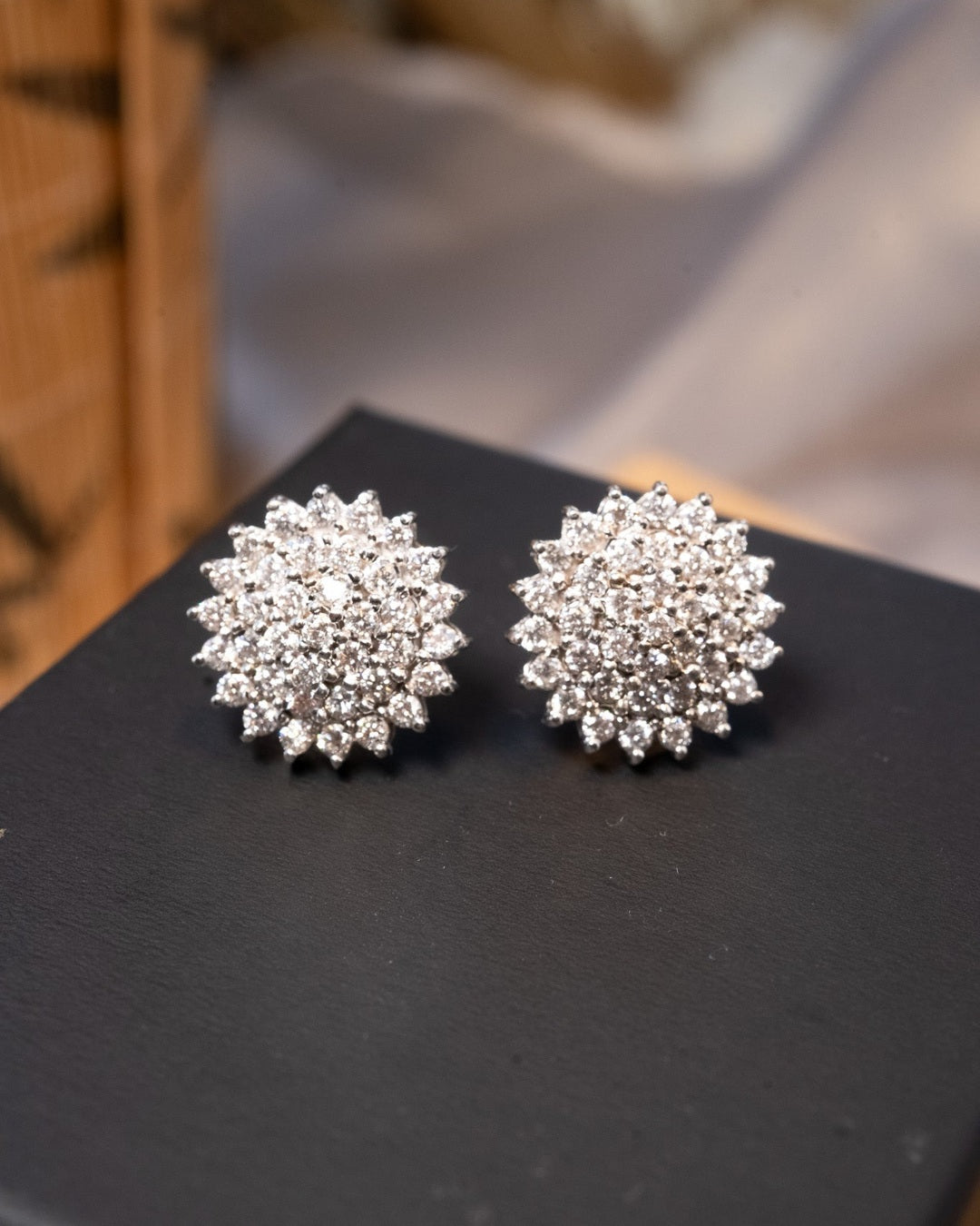 Brinco pavê de ouro branco com 74 diamantes Dvvs de 0.3 pontos cada. Mede 1.7cm e pesa 8.3g.