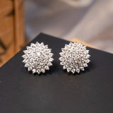 Brinco pavê de ouro branco com 74 diamantes Dvvs de 0.3 pontos cada. Mede 1.7cm e pesa 8.3g.