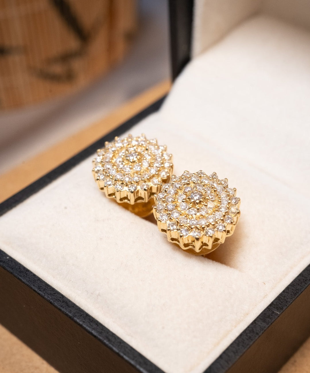 Brinco pizza pavê de ouro amarelo com diamantes de 02 pontos. Diâmetro de 1.4cm e peso de 9.2g.